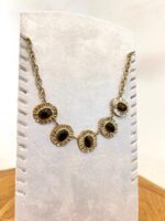 Collier Médaillons dorés pierres colorées – Image 2