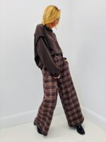 Pantalon Large à Carreaux – Esprit rétro chic signé VOGUE – Image 2