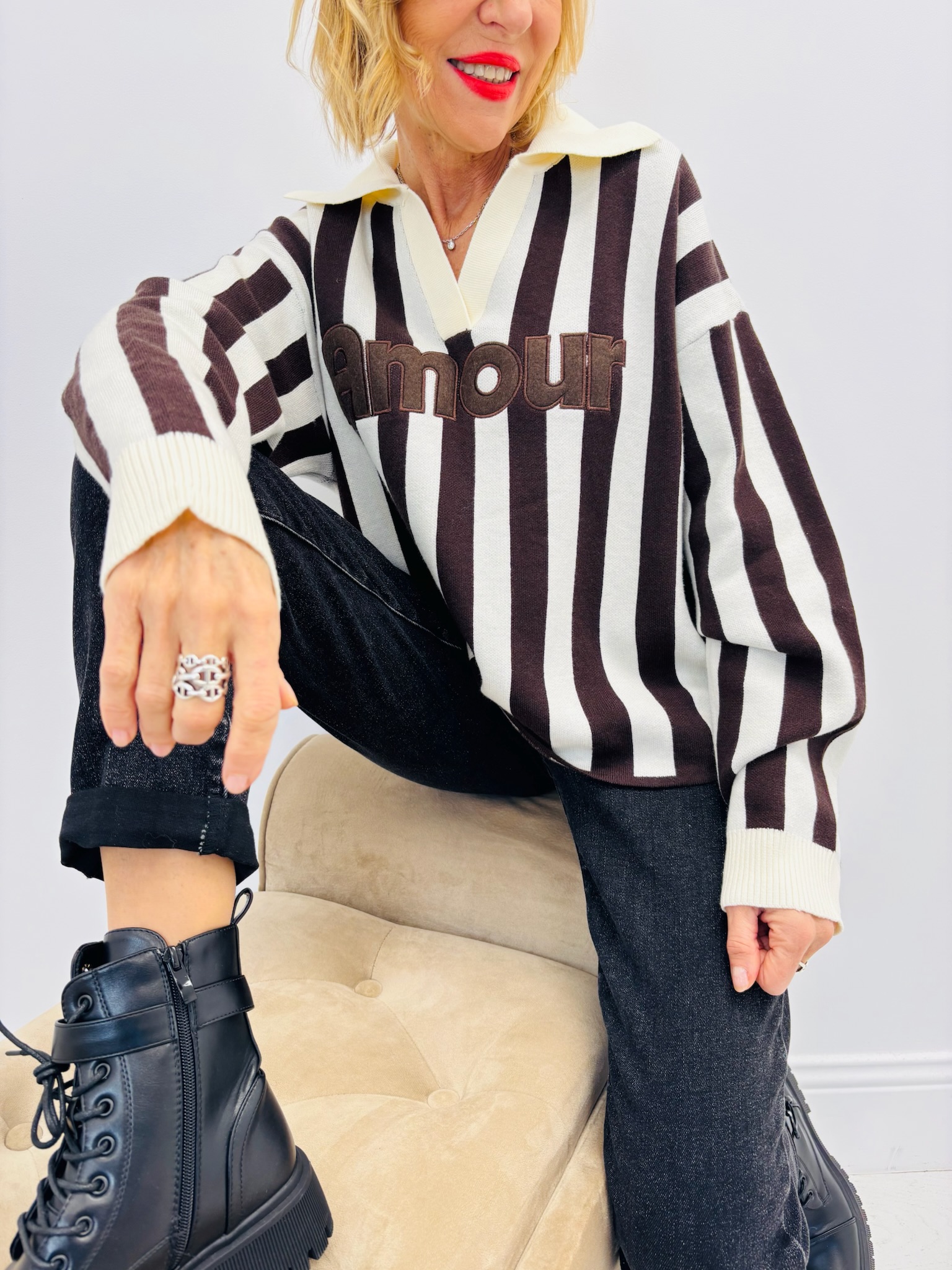 2EBB9B1F-AF04-4DE4-AB2D-5826CCEBA5DD Pull à Col Chemise “Amour” – Rayures chics et style parisien – Image 1