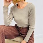 Pull Fin Boutons Épaule – Maille Côtelée & 45% Viscose