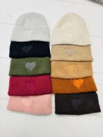 Bonnet côtelé avec cœur brodé – Image 2