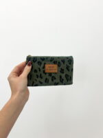Mini Pochette Léopard “Sage & Sauvage” – Velours Côtelé & Détail Pompon – Image 5
