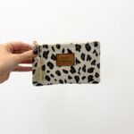 Mini Pochette Léopard “Sage & Sauvage” – Velours Côtelé & Détail Pompon