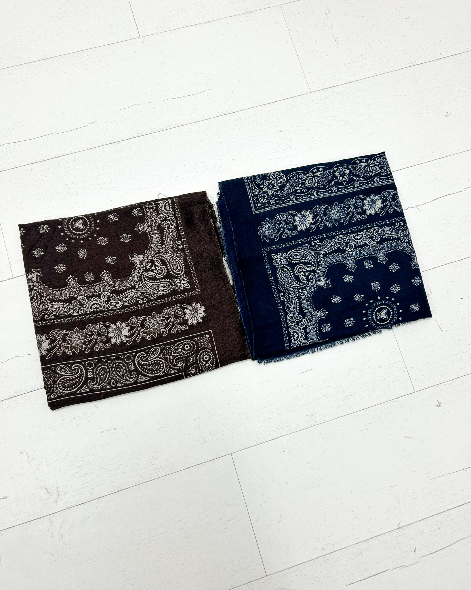 3D488449-2820-4016-88A3-66B501118CC0 Écharpe imprimé bandana – Douceur laineuse et allure bohème – Image 1