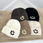 Bonnet en Maille Côtelée avec Smiley Brodé – douceur & bonne humeur