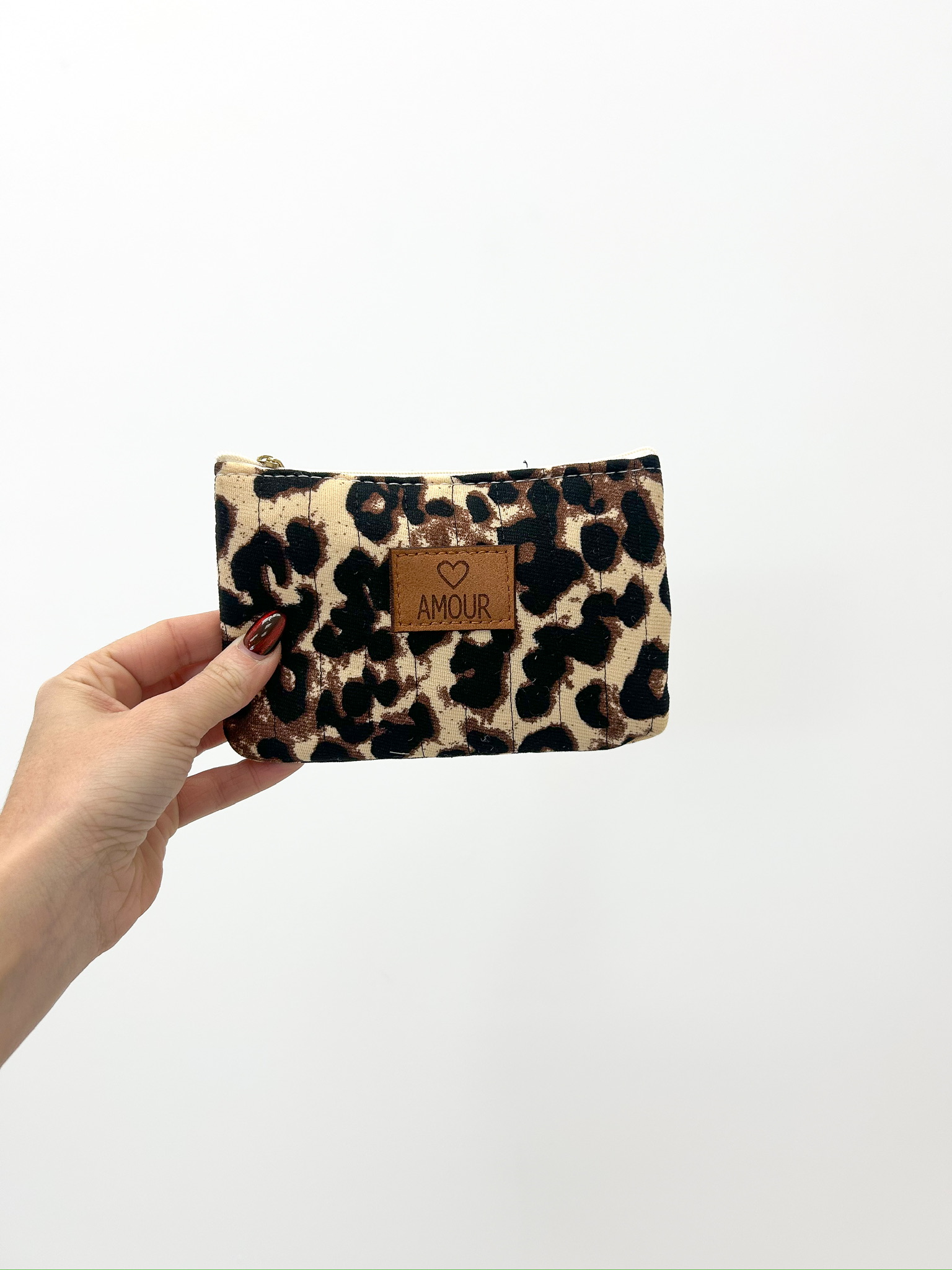 40AA78A7-5FC4-413A-9C67-F791DA6F47F2 Mini Pochette Léopard “Amour” – Velours Chic & Détail Pompon – Image 1