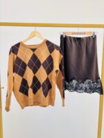 Pull à Losanges camel "BURLINGTON" – Élégance rétro et douceur fluide – Image 2