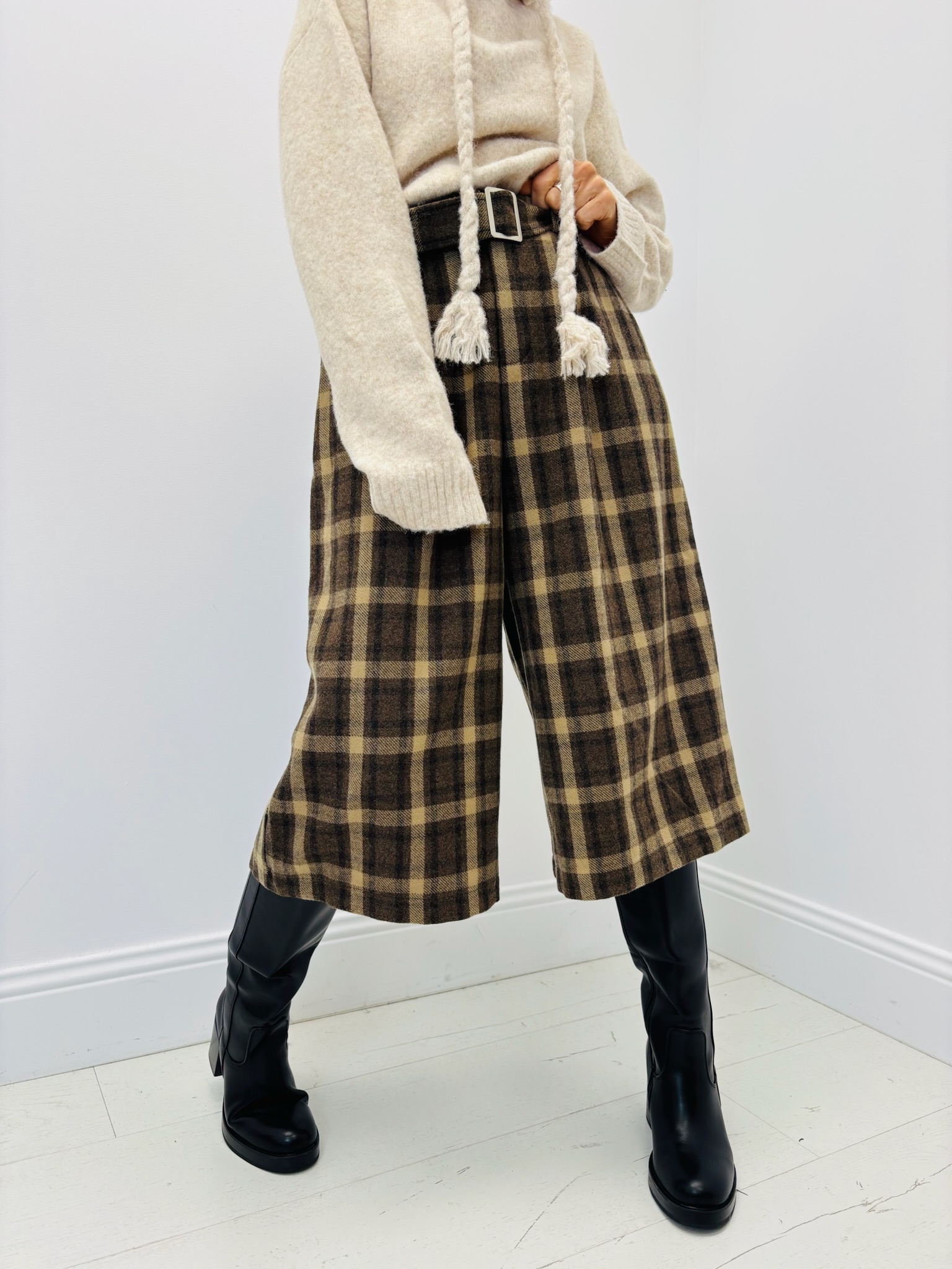 4A03E15A-93AF-4A83-B644-952B28257C8D Bermuda à Carreaux avec Ceinture – Élégance rétro et allure moderne – Image 1