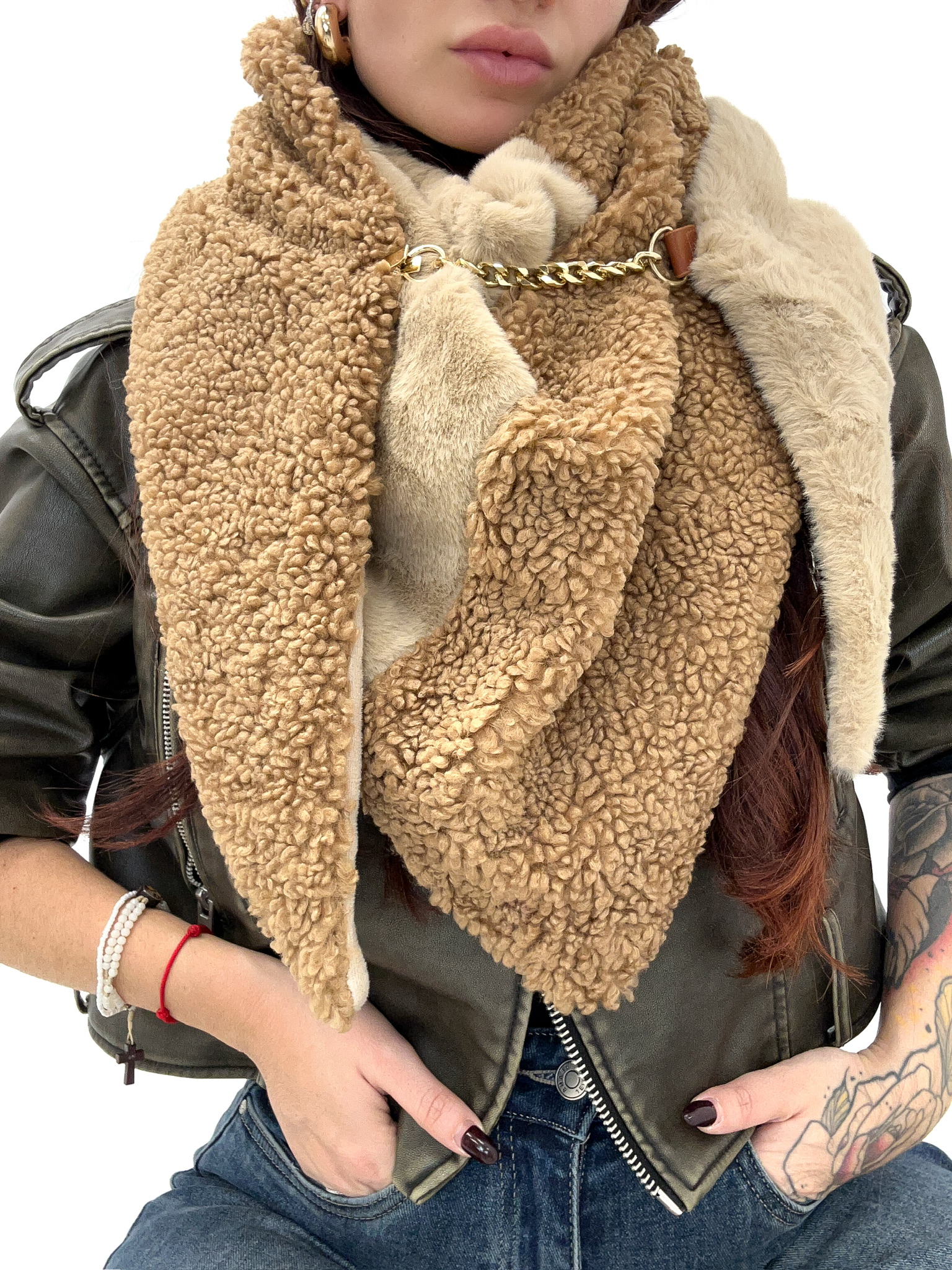 4DC9F30F-C412-4969-8506-4327B0BDBE58 Écharpe Moumoute avec chaîne dorée – Chaleur & style tendance – Image 1