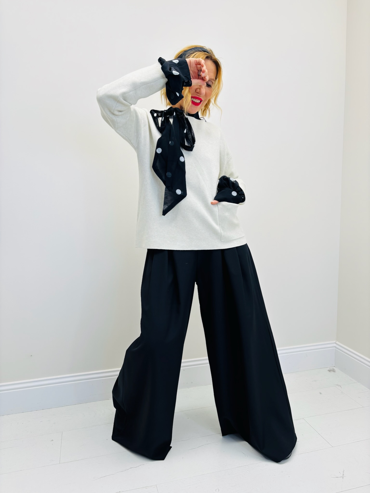 513D64E9-9724-47AC-A638-B8E298BD7886 Pull Doux à poche Avant – Élégance minimaliste VALENTYNE – Image 1