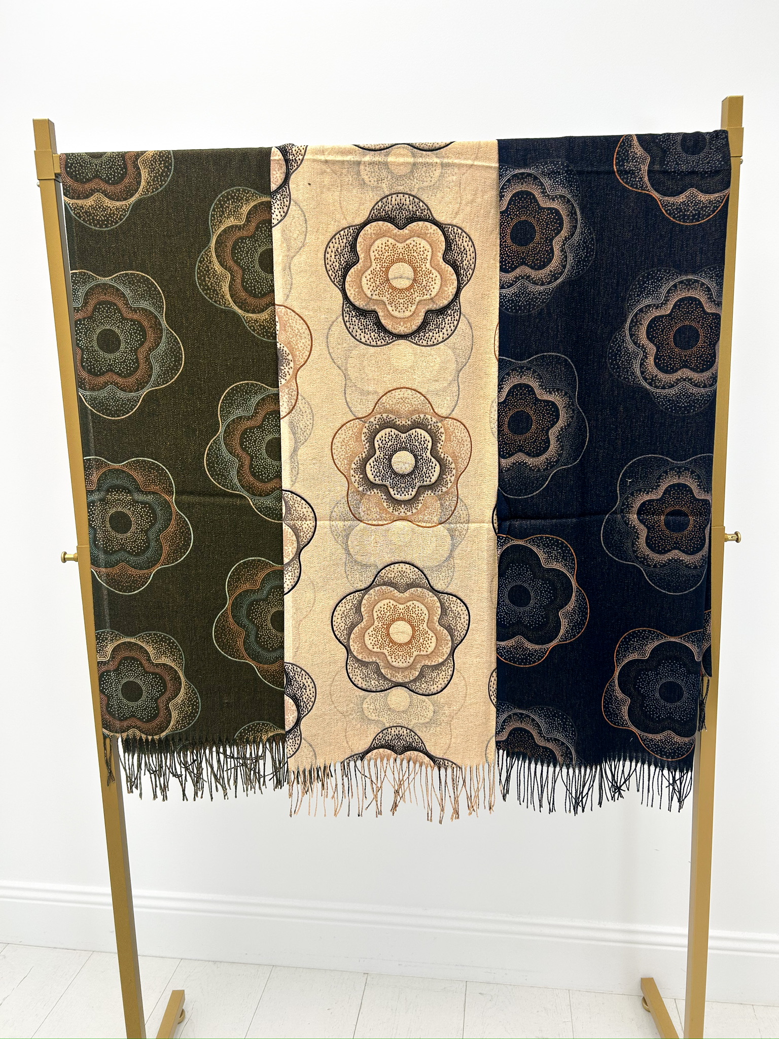 520FDDA0-F58A-4778-B6B0-003B4FA90723 Écharpe Imprimé Fleur – douceur et élégance naturelle – Image 1