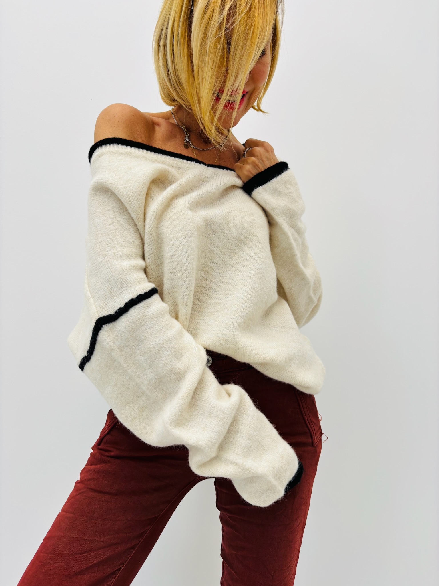 5BEF46C7-2CDD-4833-82EA-4902945135E6 Pull col V contrasté – Maille douce – Image 1