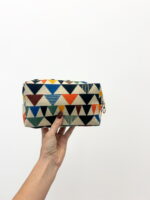 Pochette Géométrique Élégante – Motifs Colorés & Format Pratique