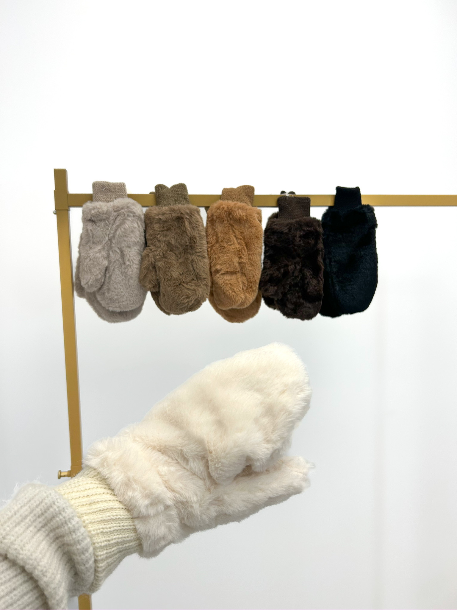 6EEC19B8-8039-4722-BECC-0EFBF80533DF Moufles en Fausse Fourrure – Douceur & chaleur d’hiver – Image 1