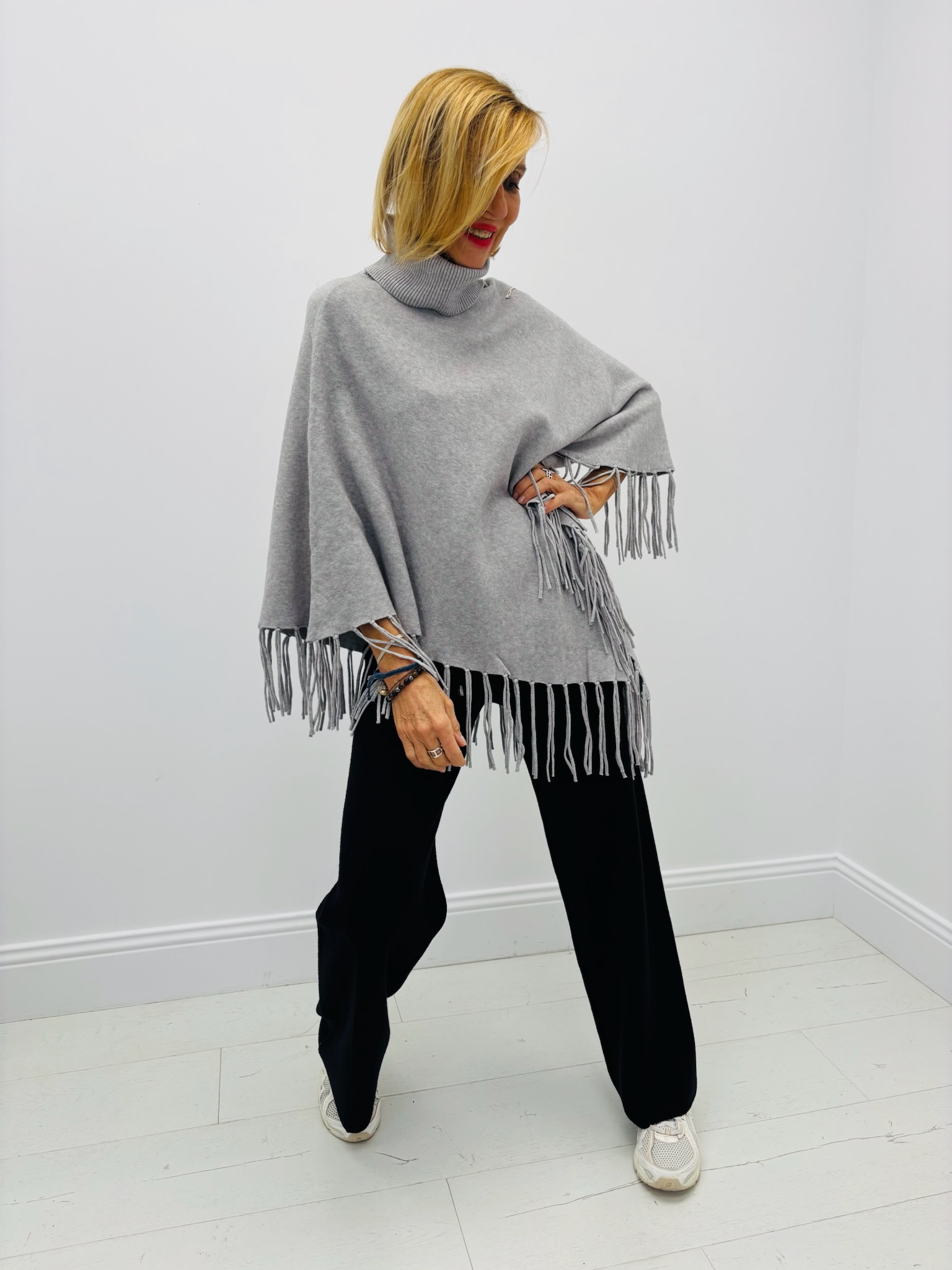 6FBEE70A-D9F1-4482-9812-FB1EF900B499 Poncho VALENTYNE Maille Viscose douce à franges – Image 1