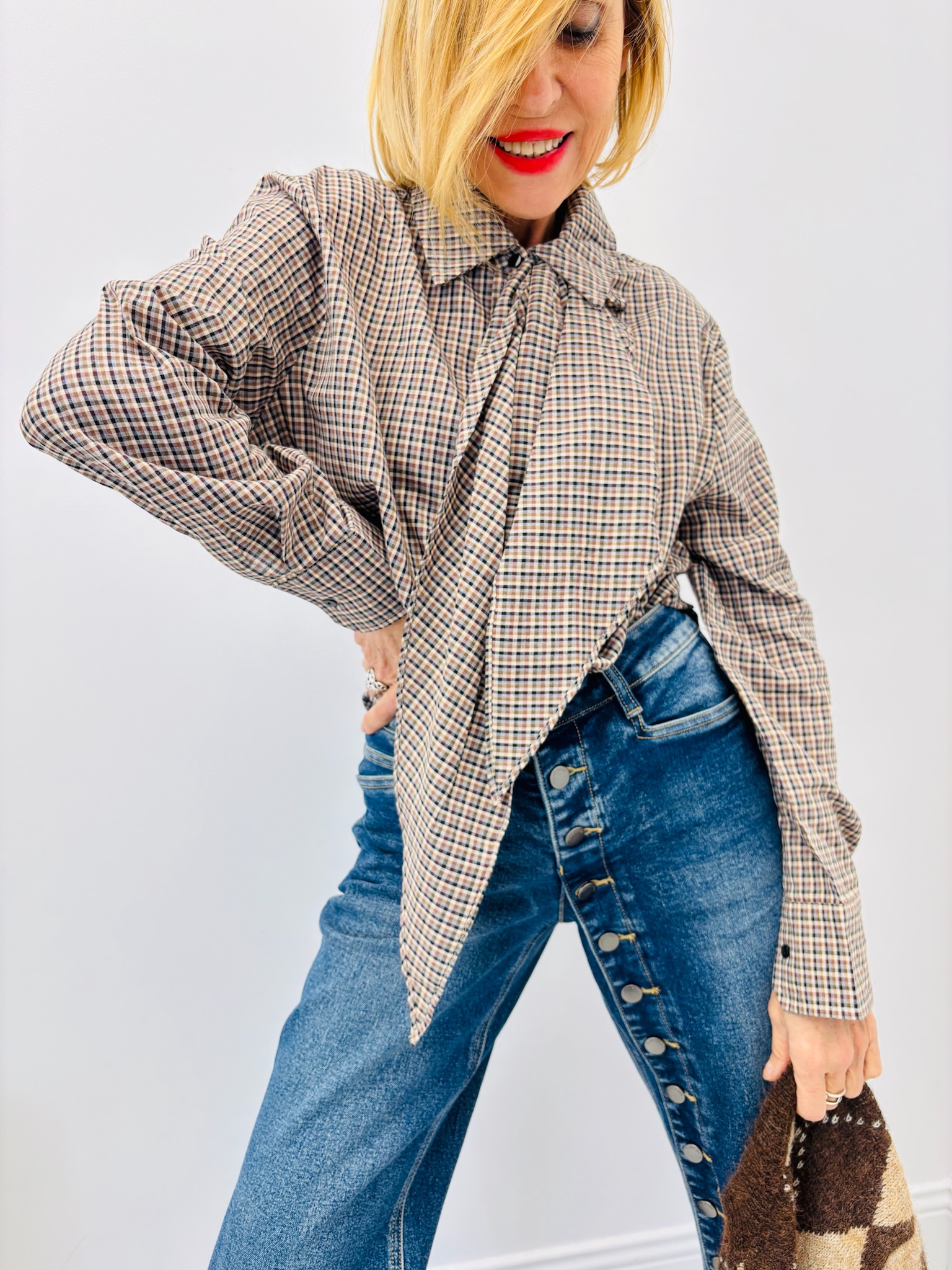 7230A524-70F9-40A9-89E6-CE144A14D9D9 Chemise à Carreaux avec Lavallière – Élégance Classique & Touches Modernes – Image 1
