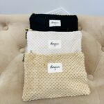 Pochette “Amour” – Velours texturé et charme romantique