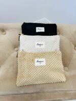 Pochette “Amour” – Velours texturé et charme romantique