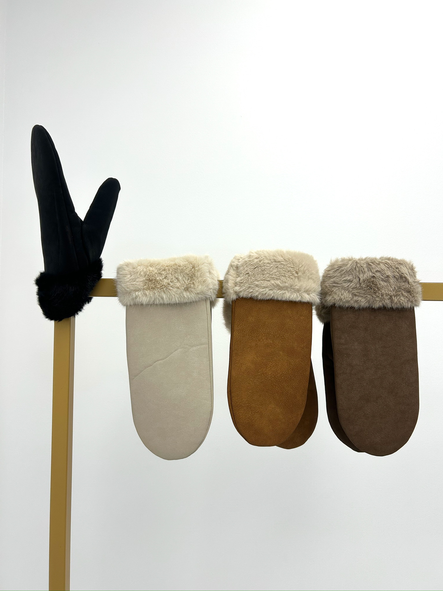 72C54D24-4B7C-44EF-83BE-170E172CF1F8 Moufles Suédine & Fausse fourrure – Chaleur et élégance – Image 1