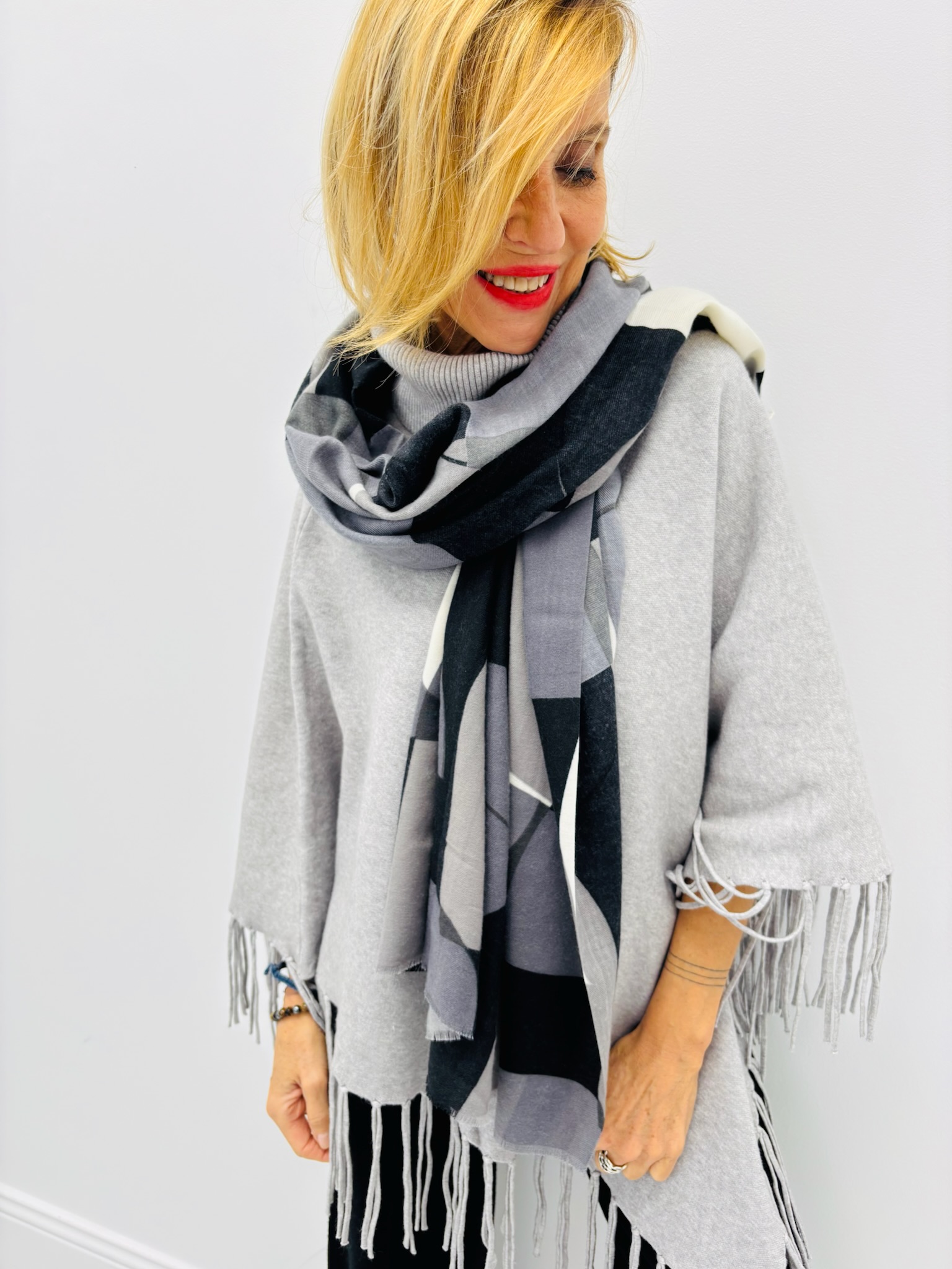 761E2969-A3C2-4CD5-87F8-84A0741BCBBD Écharpe graphique – Douceur & style intemporel – Image 1