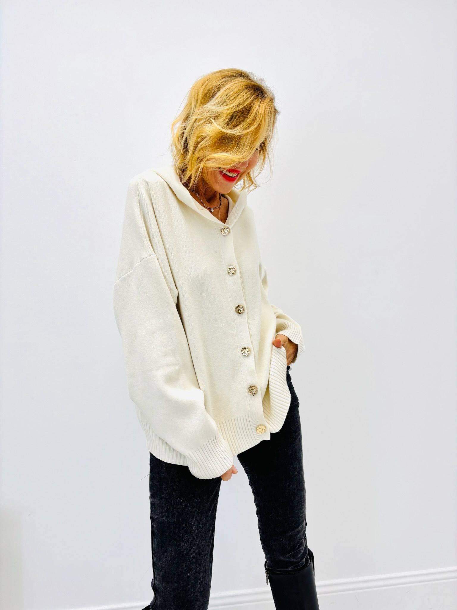 79379956-C86B-4332-BF7D-FD55FF33202A Gilet à Capuche Chic en maille douce – Image 1