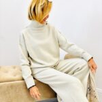 Pull Col Montant doux – Élégance minimaliste et confort by VALENTYNE