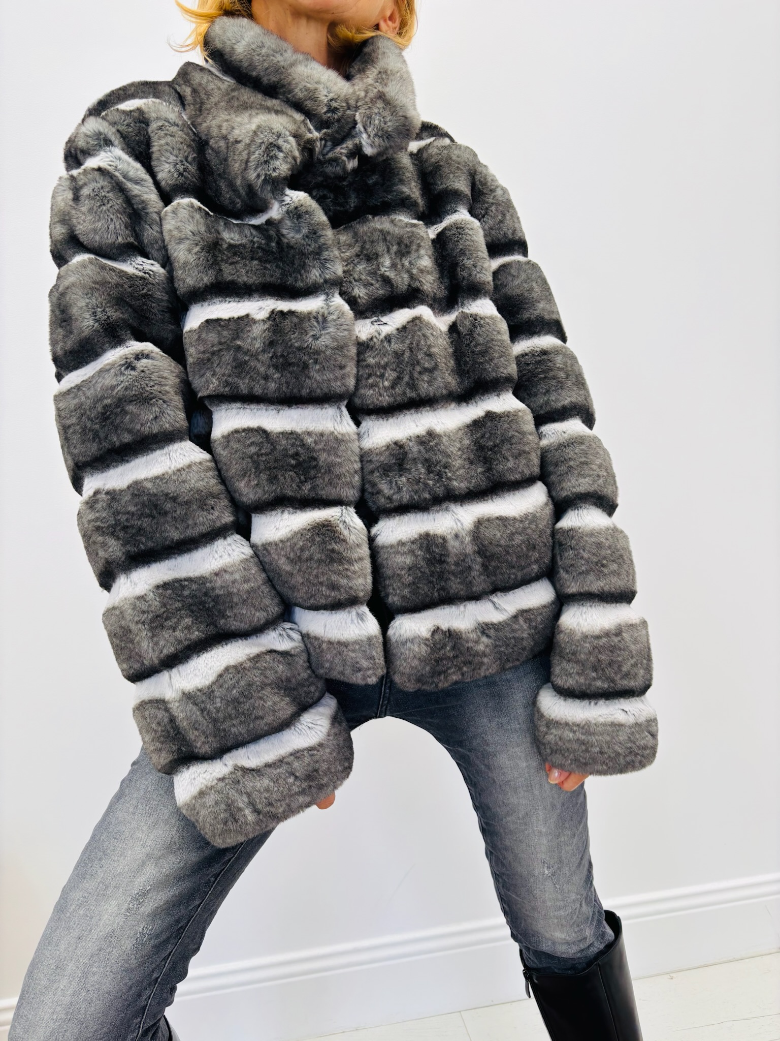 871D2C8E-AC23-4454-AC16-507CF61A48C5 Veste en Fausse Fourrure à rayures – Image 1