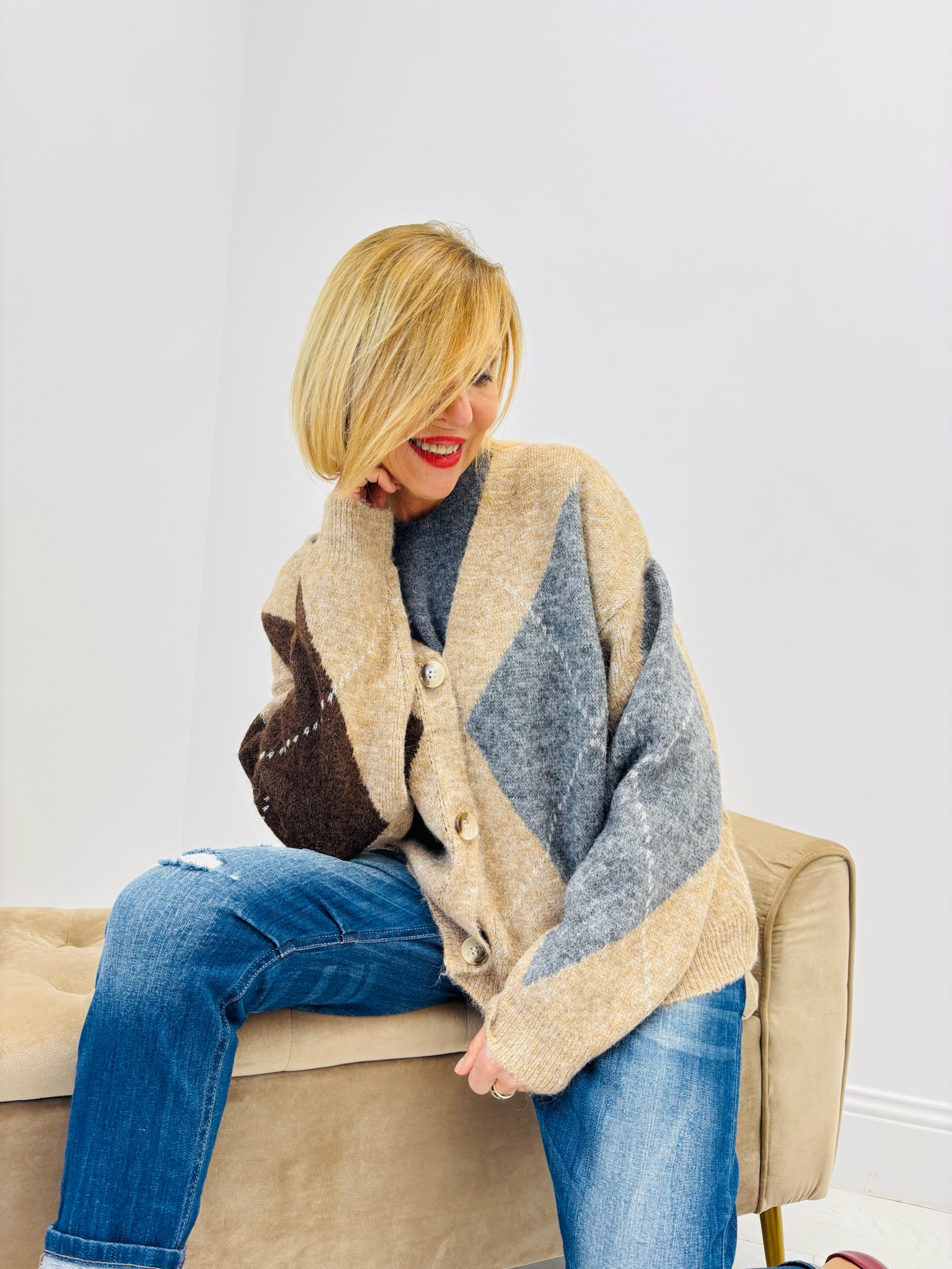 88239CE1-D9B3-4E91-84C1-C56C15C6FC75 Gilet à Losanges Burlington – Esprit rétro chic en maille douce – Image 1