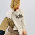 Top Trompe-l’œil “Love” en maille texturée – Élégance signée LM LULU