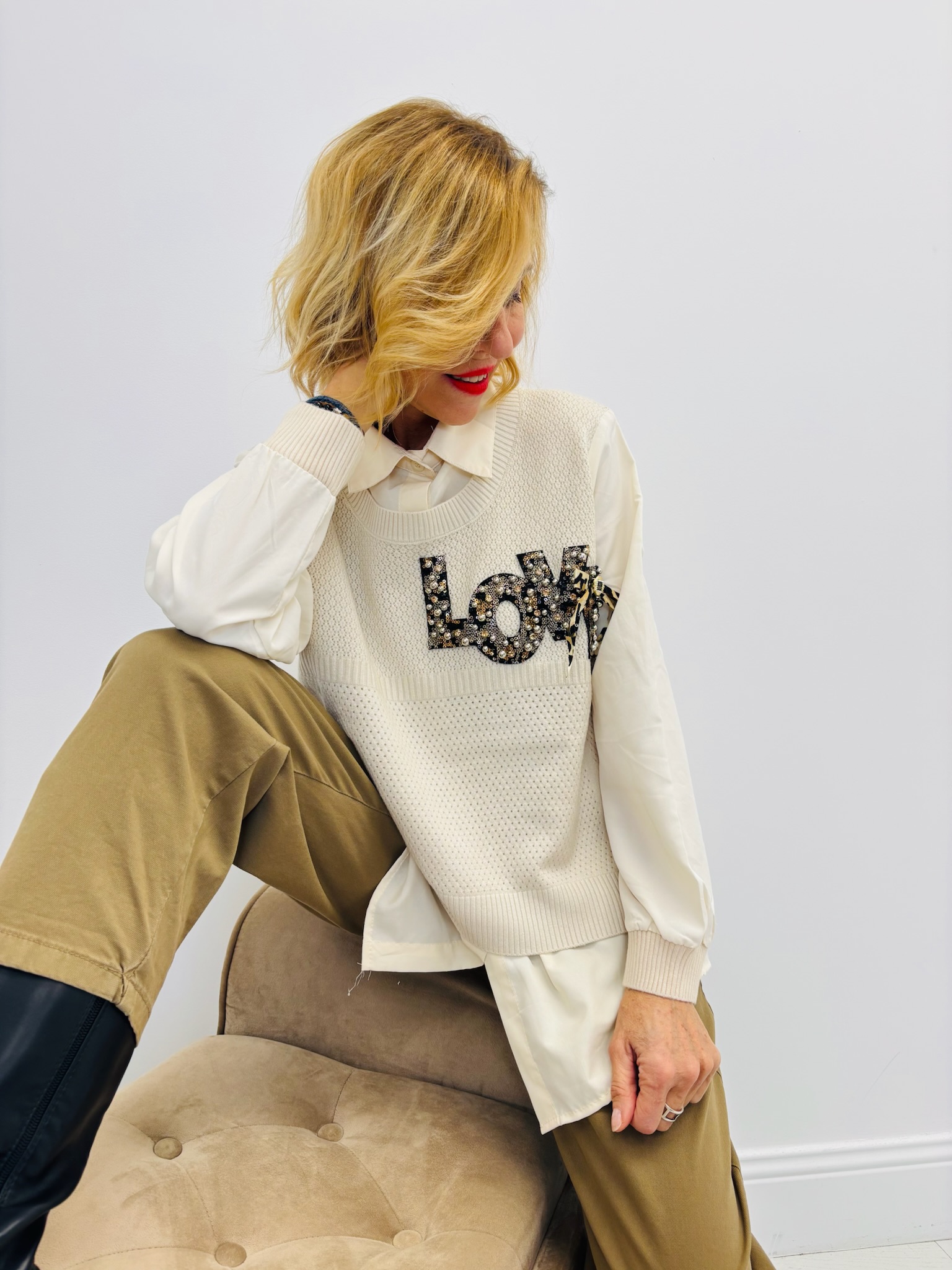 8D6FE832-DD93-45A2-9066-6EADB4A93ABD Top Trompe-l’œil “Love” en maille texturée – Élégance signée LM LULU – Image 1