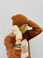 Bonnet côtelé avec cœur brodé – Image 4