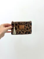 Mini Pochette Léopard “Sage & Sauvage” – Velours Côtelé & Détail Pompon – Image 4