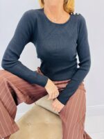 Pull Fin Boutons Épaule – Maille Côtelée & 45% Viscose – Image 3
