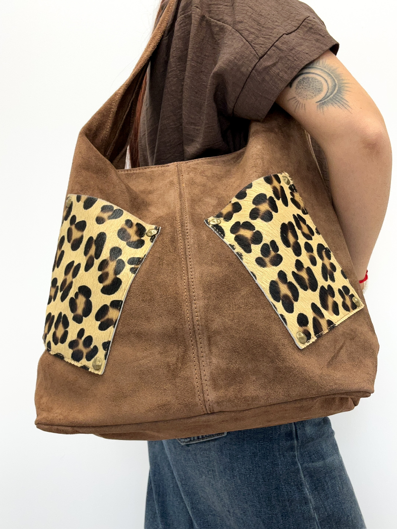 A7894AC1-9C83-4D3F-AF3F-89F6EF4AE0B9 Sac en Cuir avec Poches Léopard – Image 1