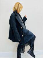 Manteau Structuré à boutons dorés – Image 4