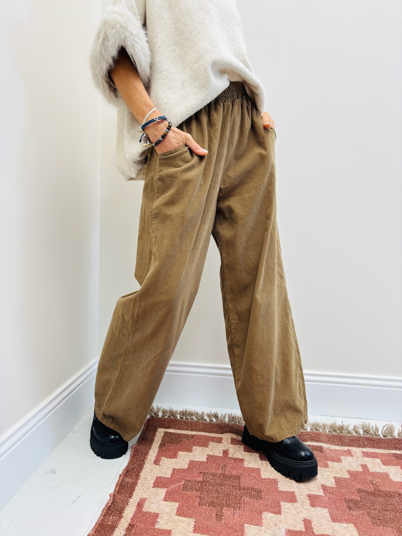 AE6556D1-3202-4C24-8EF1-D1490F8B2D59 Pantalon en Velours Côtelé – Image 1