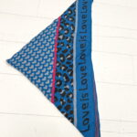 Écharpe Triangle “Love is Love” – Couleurs et motifs vibrants