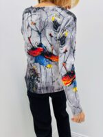 Pull Imprimé Artistique fond gris – Esprit contemporain et touche colorée – Image 3