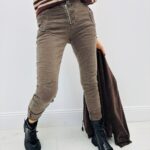 Pantalon Slim Boutonné – Coupe Ajustée et Confort Stretch