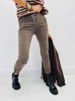 Pantalon Slim Boutonné – Coupe Ajustée et Confort Stretch