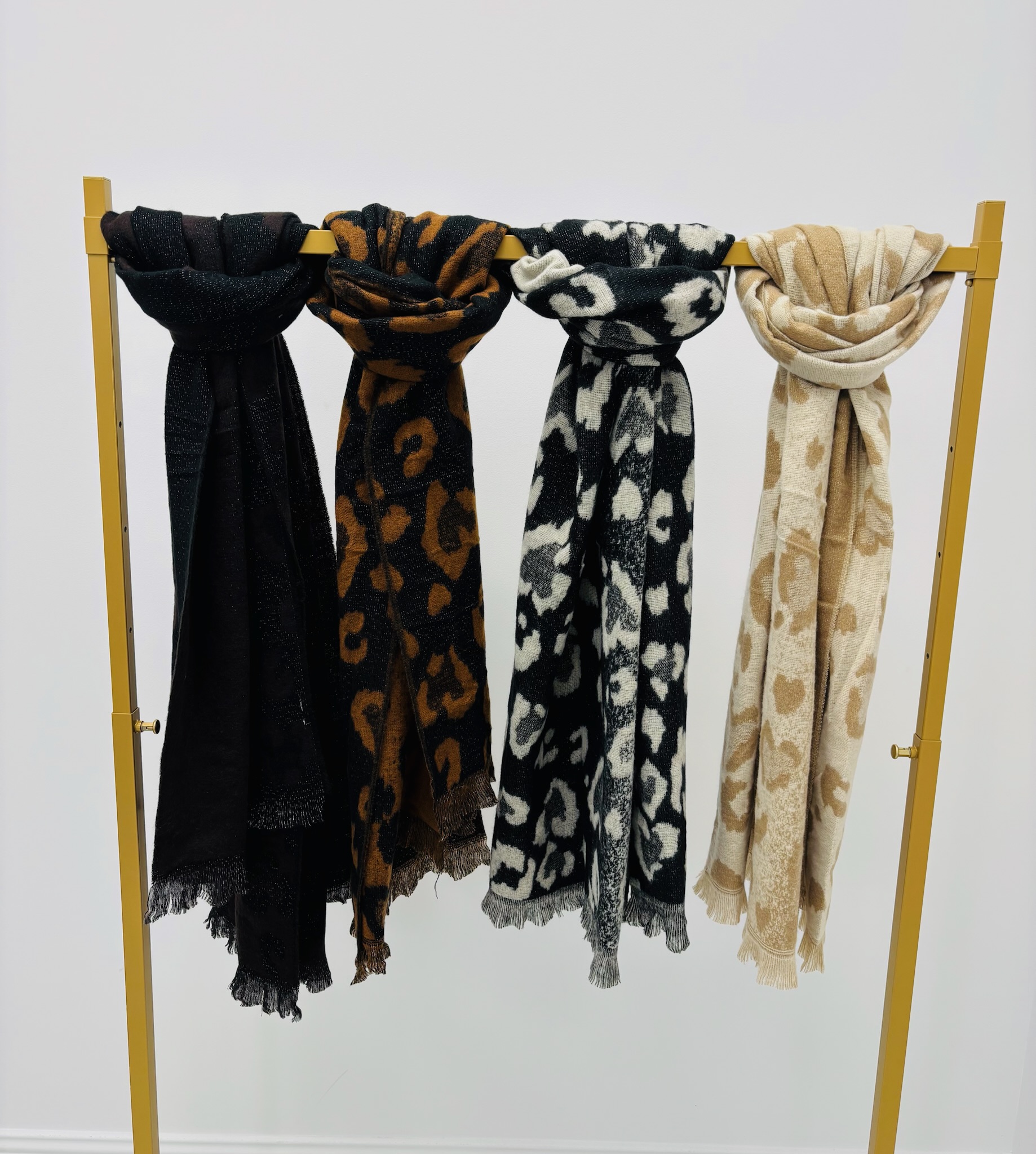 C0B9C664-2A59-4665-A6CB-1F655C61647E Écharpe Douce à motifs léopard – Chaleur & élégance – Image 1