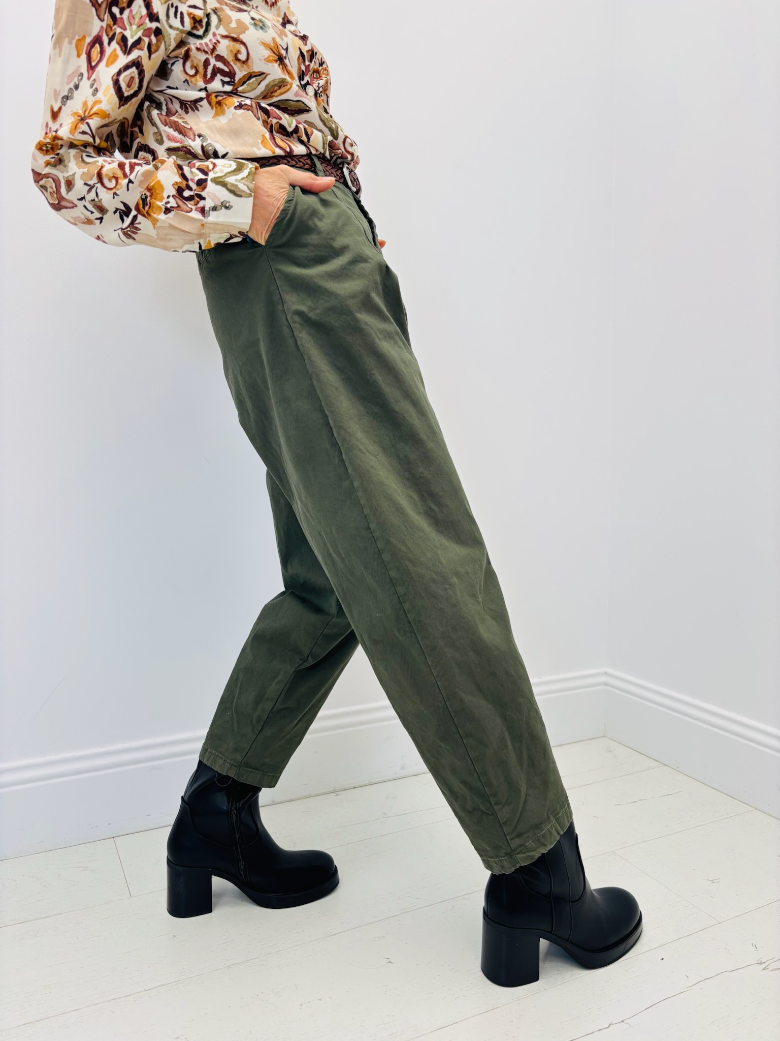 C1115EB5-3E8B-4B36-892D-C951B7972435 Pantalon Carotte avec ceinture – Made in Italy – Image 1