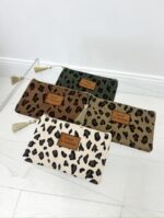 Mini Pochette Léopard “Sage & Sauvage” – Velours Côtelé & Détail Pompon – Image 2