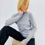 Pull Col Roulé avec boutons dorés – Élégance intemporelle et douceur fluide