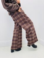 Pantalon Large à Carreaux – Esprit rétro chic signé VOGUE