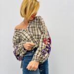Blouse à Carreaux & Manches Brodées – 100% Coton