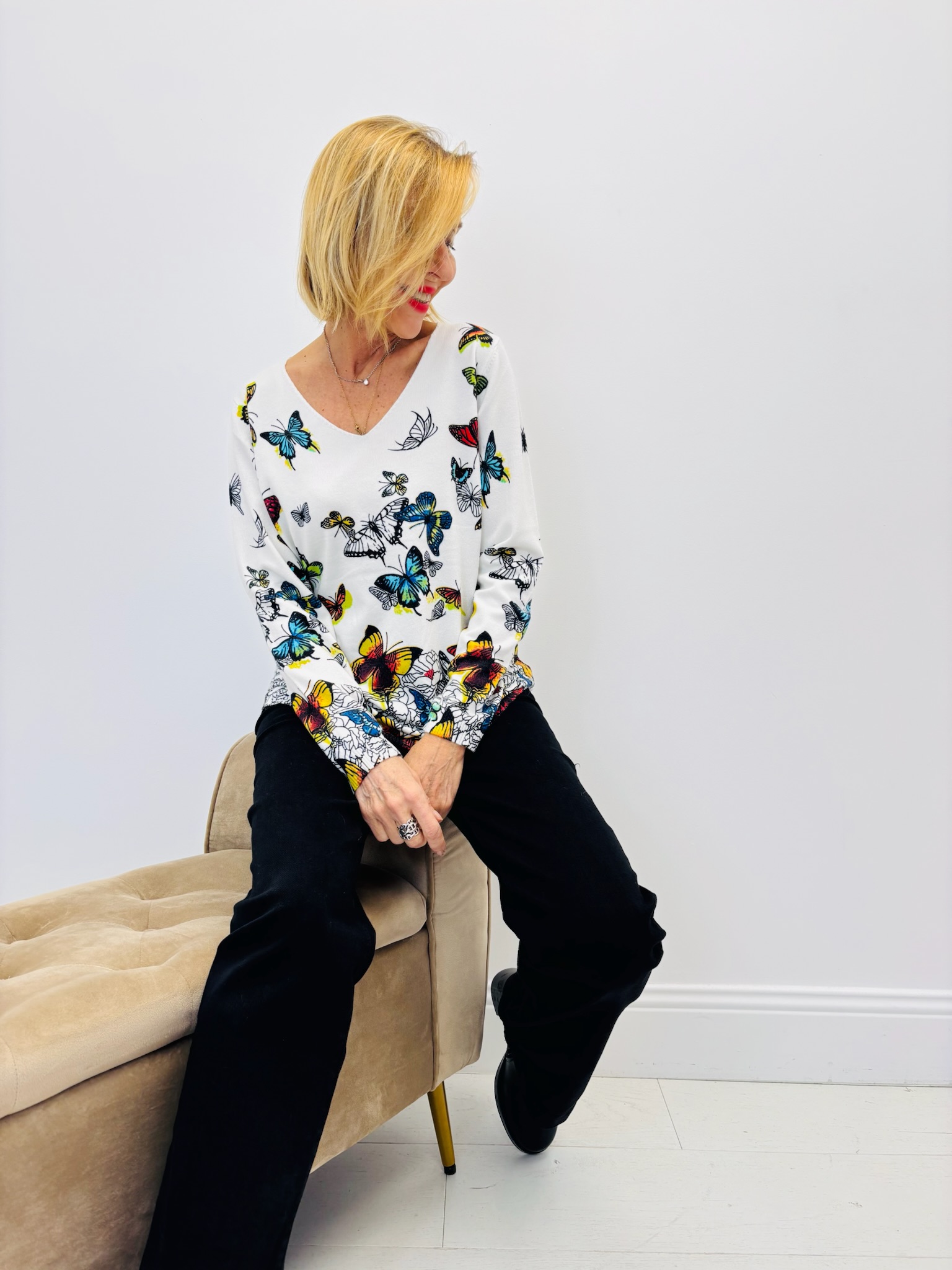 D3123D2F-6D37-4BFD-A7A5-984A7F9431C9 Pull Papillons Colorés – Esprit joyeux et maille fluide – Image 1