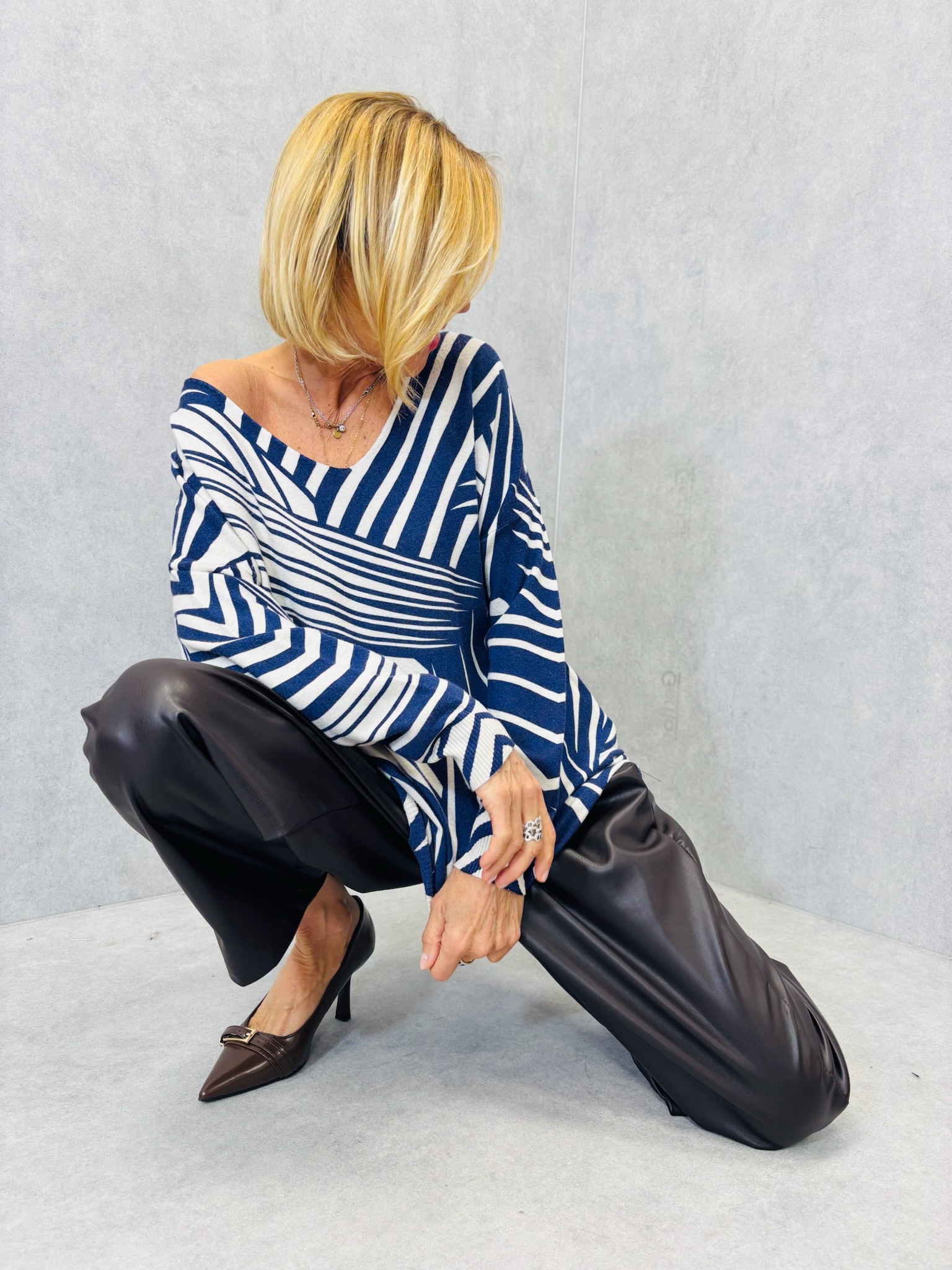 D718FD35-FC72-4BCC-B5F3-03FE4F6EF9CD Pull Imprimé Graphique – Maille fluide et style moderne – Image 1