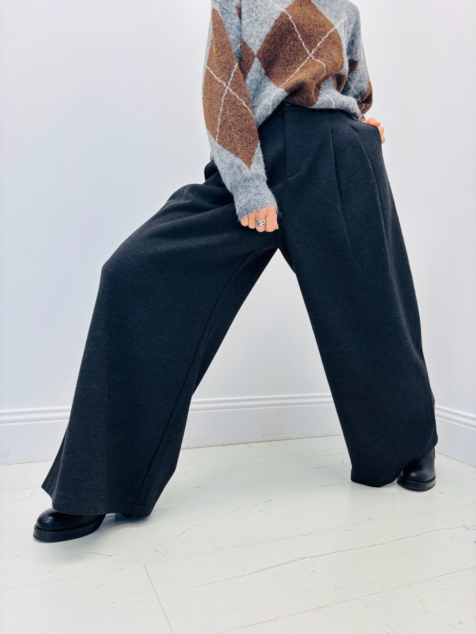 DB3CC812-37C9-4B49-8E3E-83028ABAFD49 Pantalon à Pinces large – Élégance minimaliste et confort chic – Image 1