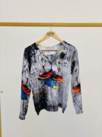 Pull Imprimé Artistique fond gris – Esprit contemporain et touche colorée – Image 2
